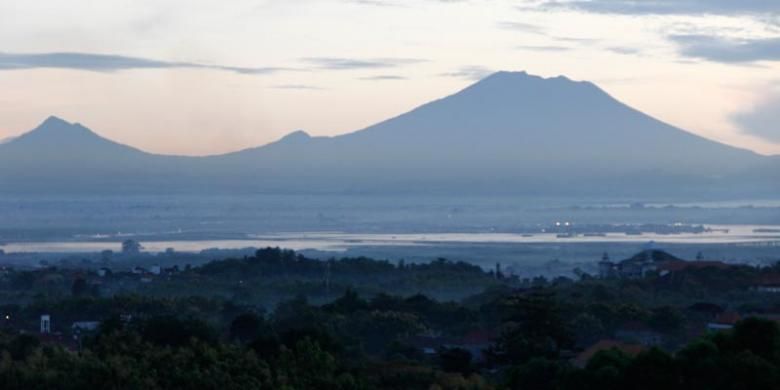Gunung Agung (kanan) dan Gunung Batur (kiri) di pagi hari merupakan keindahan alam Bali yang dapat dinikmati tamu Hotel Aston & Convention Center.