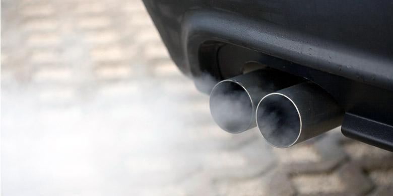 Asap yang mengandung banyak gas buang berbahaya dari kendaraan bermotor.