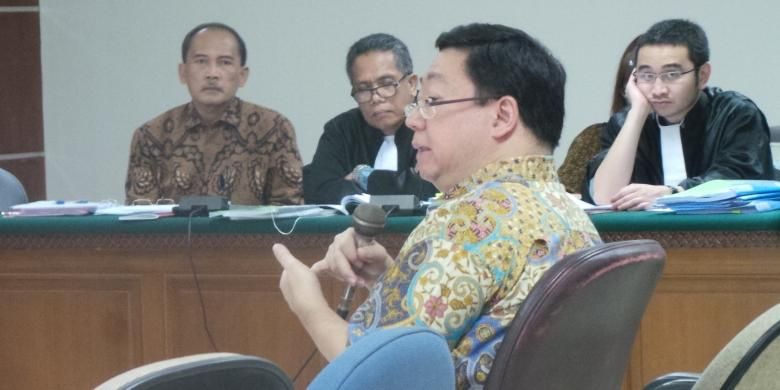 Pemegang Saham PT Bank Century, Robert Tantular bersaksi dalam sidang terdakwa mantan Gubernur Bank Indonesia Budi Mulya di Pengadilan Tindak Pidana Korupsi, Jakarta, Kamis (24/4/2014).