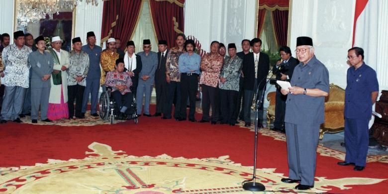 Presiden Soeharto memberikan keterangan pers seusai pertemuan dengan para ulama, tokoh masyarakat, organisasi kemasyarakatan, dan ABRI di Istana Merdeka, 19 Mei 1998, dua hari sebelum mengundurkan diri menjadi presiden. Disaksikan Mensesneg Saadillah Mursyid (paling kanan) dan para tokoh, antara lain Yusril Ihza Mahendra, Amidhan, Nurcholish Madjid, Emha Ainun Najib, Malik Fadjar, Sutrisno Muchdam, Ali Yafie, Maruf Amin, Abdurrahman Wahid, Cholil Baidowi, Adlani, Abdurrahman Nawi, dan Ahmad Bagdja.