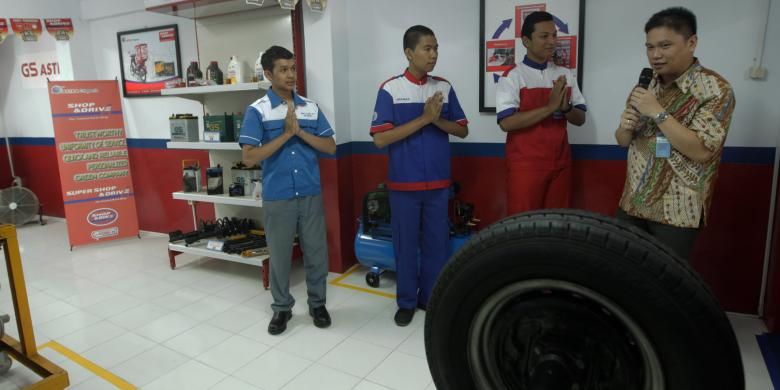 Direktur PT Astra Otoparts Tbk, Yusak Kristian, menunjukkan Pusat Pendidikan dan Pelatihan Otomotif yang baru diresmikan di SMK PGRI 20 Jakarta, Cibubur, Jakarta Timur, Rabu (30/4/2014). Pusat Pendidikan dan Pelatihan Otomotif ini adalah bentuk kerja sama berkesinambungan dengan SMK PGRI 20 Jakarta untuk mencetak lulusan yang handal dan terampil di dunia Otomotif