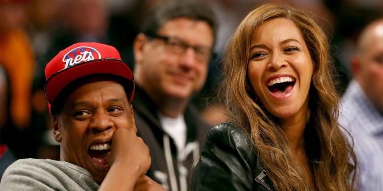 Pasangan selebrita Jay Z (kiri) dan Beyonce menyaksikan pertandingan antara Brooklyn Nets dengan Toronto Raptors pada laga keenam babak play-off  wilayah Timur di Barclays Center, Jumat (2/3/2014).