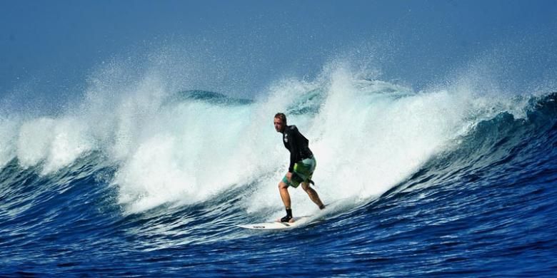 Wisatawan surfing di Pantai Plengkung atau G-Land di Banyuwangi, Jawa Timur.