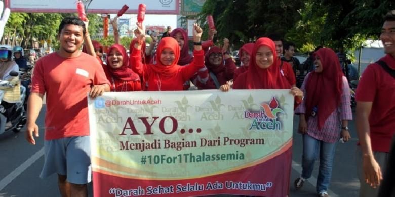 Para relawan Komunitas Darah Untuk Aceh (DUA) melakukan aksi kampanye dijalan dan mengingatkan warga agar waspada terhadap penyebaran penyakit thalassemia yang diturunkan dari hasil perkawinan.***** K12-11 