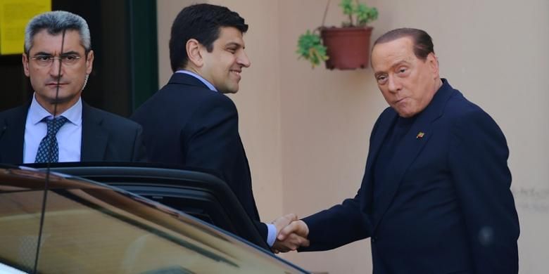 Mantan PM Italia Silvio Berlusconi, Jumat (9/5/2014) tiba di rumah jompo Sacra Familia di Cessano Boscone untuk memulai kerja sosial sebagai hukuman penipuan pajak yang dilakukannya. Di panti yang merawat para penderita Alzheimer yang terletak di luar kota Milan ini, Berlusconi akan bekerja sepekan sekali.