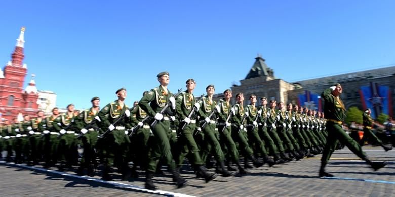 Tak kurang dari 11.000 prajurit dan berbagai peralatan tempur militer Rusia dipamerkan dalam peringatan 69 tahun kemenangan atas Nazi Jerman di Lapangan Merah, Moskwa, Jumat (9/5/2014). Rusia hingga kini merupakan negara dengan kekuatan militer terbesar kedua di seluruh dunia.