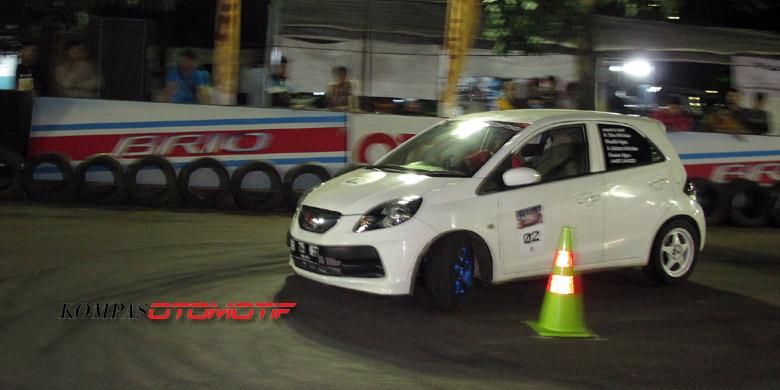 Honda Brio meliuk melewati cone di ajang pemanasan Honda Brio Saturday Night Challenge.