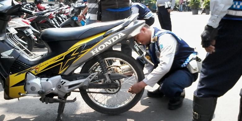 Operasi cabut pentil oleh Dinas Perhubungan di wilayah Jakarta Barat.