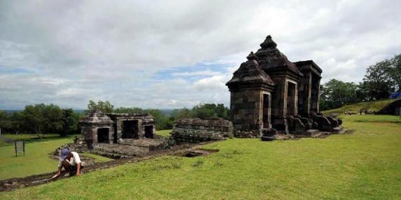 Pekerja membersihkan rumput di kompleks Candi Ratu Boko, Sleman, DI Yogyakarta, Senin (28/3/2011).  