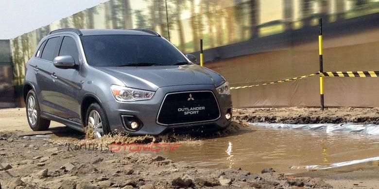 Menguji kenyamanan suspensi Outlander Sport facelift.