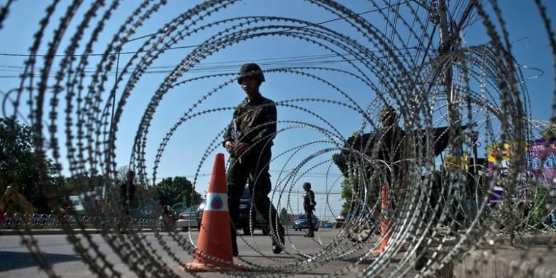 Tentara Thailand berjaga di salah satu sudut kota Bangkok, setelah militer mengumumkan kudetanya pada Kamis (22/5/2014).