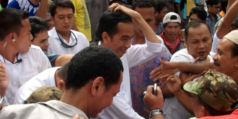 Bakal calon presiden yang diusung Partai Demokrasi Indonesia Perjuangan (PDIP) dan sejumlah partai pendukung, Joko Widodo (Jokowi) dikerubuti warga dan pedagang setibanya di Pasar Segiri, Jalan Pahlawan, Samarinda, Sabtu (24/5/2014). Pada akhir pekan ini, Jokowi melanjutkan safari politiknya dengan mengunjungi beberapa kota di Kalimantan Timur, di antaranya Balikpapan, Samarinda, dan Tenggarong.