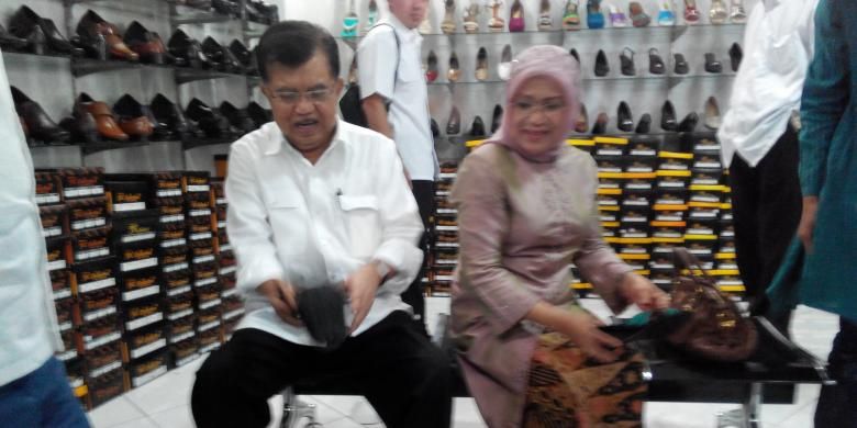 Jusuf Kalla mengunjungi toko sepatu JK Collection di Cibaduyut, Bandung, Jawa Barat, Kamis (29/5/2014), bersama istrinya, Mufidah Kalla.