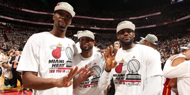 Tiga pemain Miami Heat (kiri-kanan): Chris Bosh, Dwyane Wade, dan LeBron James merayakan sukses mereka lolos ke final NBA, setelah mengalahkan Indiana Pacers pada laga keenam final Wilayah Timur di Bankers Life Fieldhouse, Jumat (30/5/2014). Ketiga pemain tersebut mengacungkan empat jari sebagai tanda sukses mereka lolos ke final NBA dalam empat tahun berturut-turut.