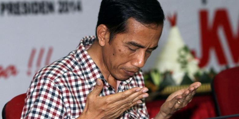 Capres dari poros PDIP, Jokowi berdoa saat acara pemotongan tumpeng di Kantor DPP PDIP, Jakarta Selatan, Rabu (4/6/2014). Acara pemotongan tumpeng ini sebagai ucapan syukur sekaligus mengawali kampanye pasangan Jokowi-Jusuf Kalla untuk Pilpres 2014.