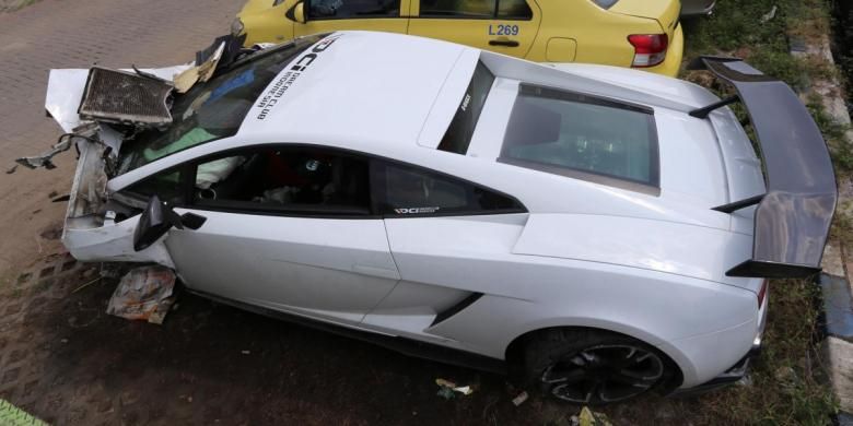 Mobil sport Lamborghini rusak terparkir di Samsat Mangga Dua, Jakarta Utara, Minggu (8/6/2014). Mobil sport Lamborghini itu terlibat kecelakaan dengan truk di Tol Tanjung Priok Minggu (8/6) pagi. Kecelakaan tersebut diduga sopir Lamborghini mengantuk.