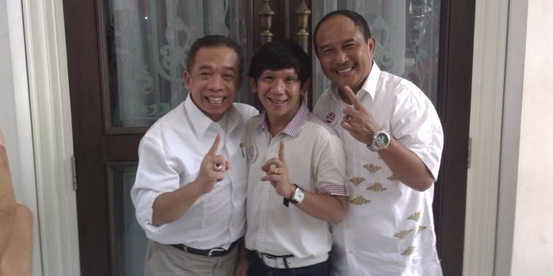 Grup Pelawak 4 Sekawan, Qomar (kiri), Ginanjar (tengah), Eman (kanan), saat memberikan dukungan kepada pasangan Prabowo-Hatta, di rumah Polonia, Cipinang Cempedak, Jakarta Timur, Rabu (11/6/2014)