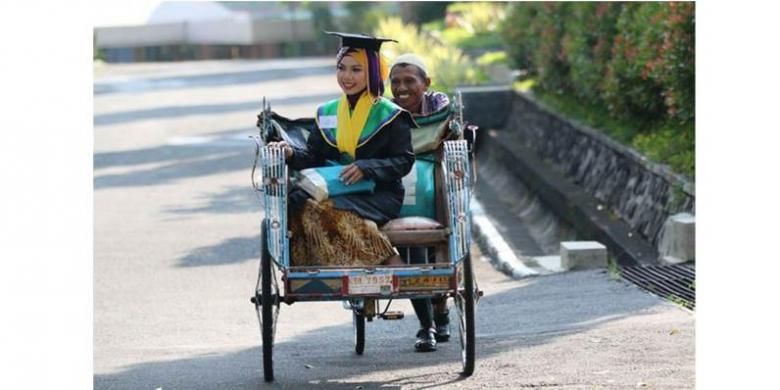 Raeni menuju Auditorium Universitas Negeri Semarang, Jawa Tengah, Selasa (10/6/2014), diantar sang ayah, Mugiyono, dengan becak yang menjadi sumber nafkah keluarga mereka. 