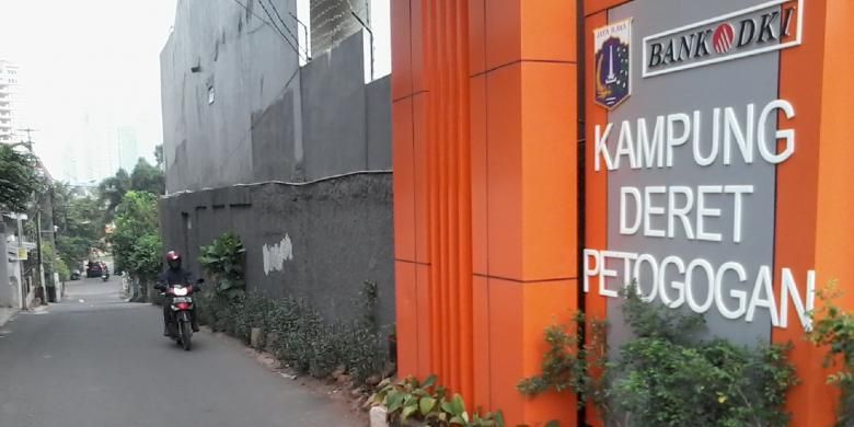 Pintu gerbang Kampung Deret Petogogan, Jakarta Selatan.