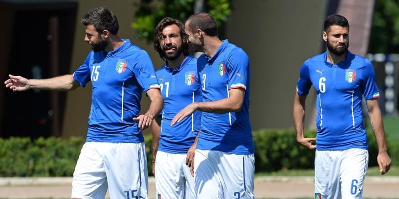 Pemain Italia, Andrea Pirlo (dua dari kiri) dan para pemain lain yang akan berlaga di Piala Dunia 2014 tiba untuk pemotretan tim di Florence, Selasa (3/6/2014).