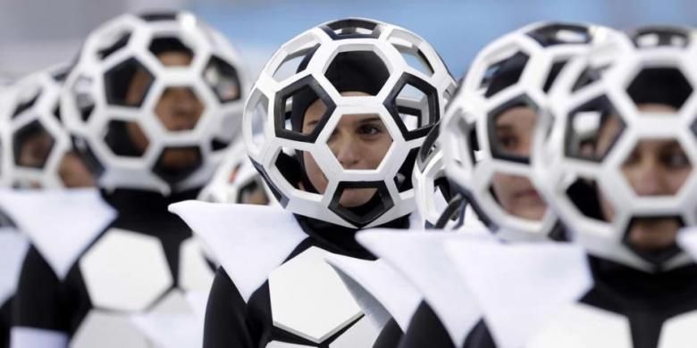 Penampilan kesenian di acara pembukaan Piala Dunia 2014 sebelum laga perdana Brasil melawan Kroasia di Itaquerao Stadium di Sao Paulo, Brasil, 13 Juni 2014.