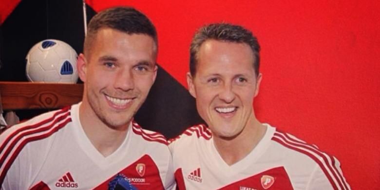 Striker tim nasional Jerman, Lukas Podolski bersama pebalap legendaris Michael Schumacher. 