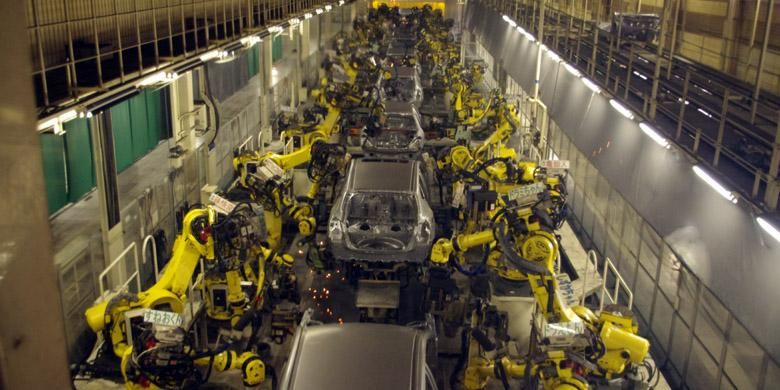 Robot-robot canggih mengerjakan proses perakitan di Nissan Kyushu Plant, Fukuoka, Jepang.