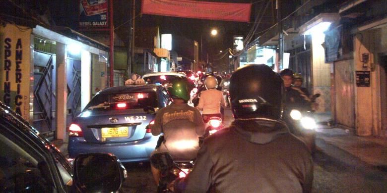 Suasana di gang Dolly, saat malam terakhir, sebelum jadi ditutup oleh Pemkot Surabaya, Selasa (17/6/2014).