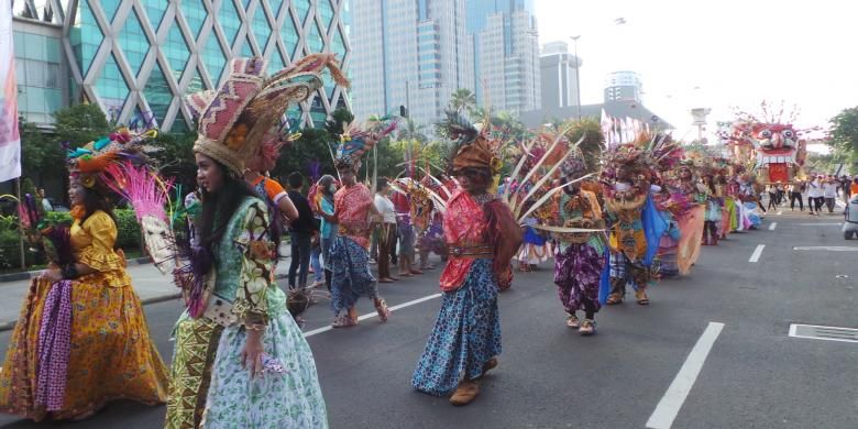 Acara Jakarnaval dimeriahkan berbagai pertunjukan seni dan parade pameran mobil hias. Acara dilangsungkan mulai kawasan Monas hingga Bundaran HI. Minggu (22/6/2014).