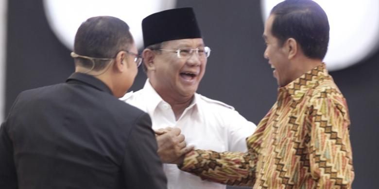 Calon Presiden nomor urut 1 Prabowo Subianto dan nomor urut 2 Joko Widodo bersalaman usai debat capres 2014 putaran ketiga, di Hotel Holiday Inn, Kemayoran, Jakarta, Minggu (22/6/2014). Debat capres kali ini mengangkat tema Politik Internasional dan Ketahanan Nasional.  