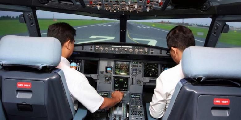 Calon pilot berlatih di dalam mesin simulator penerbangan milik Garuda Indonesia di Pusdiklat Garuda, Kosambi, Jakarta Barat, Kamis (26/6/2014). Pelatihan keselamatan penerbangan bagi awak kabin semakin menjadi prioritas utama bagi maskapai penerbangan.