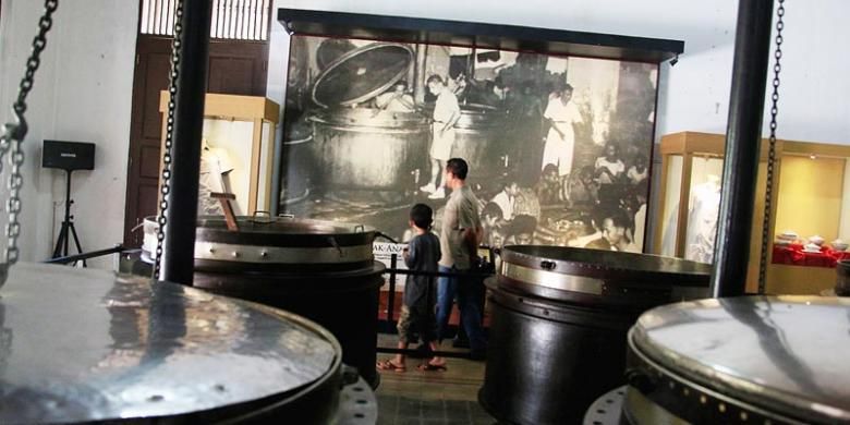 Pengunjung melihat koleksi Museum Goedang Ransoem di Kota Wisata Tambang Sawahlunto, Sumatera Barat, Kamis (22/5/2014). Museum Goedang Ransoem merupakan salah satu peninggalan pemerintah kolonial ketika menjadikan Sawahlunto sebagai kota tambang penghasil batubara sejak tahun 1888.