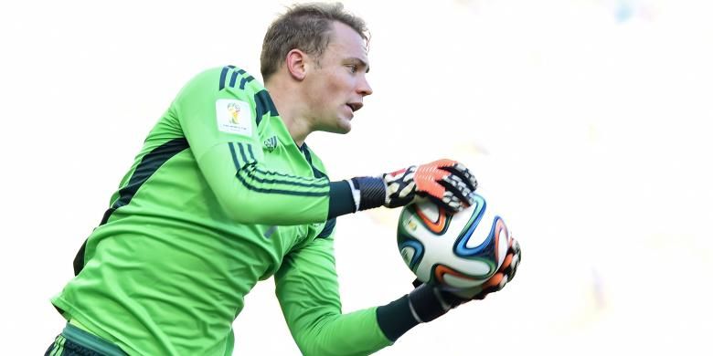 Penjaga gawang Jerman, Manuel Neuer, melakukan penyelamatan saat duel melawan Perancis di babak perempat final Piala Dunia 2014 di Maracana Stadium di Rio de Janeiro.