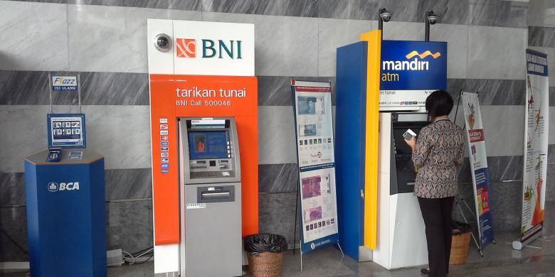 Ilustrasi: Seorang nasabah sedang melakukan transaksi dengan mesin ATM di Kompleks Perkantoran Bank Indonesia, Jakarta.