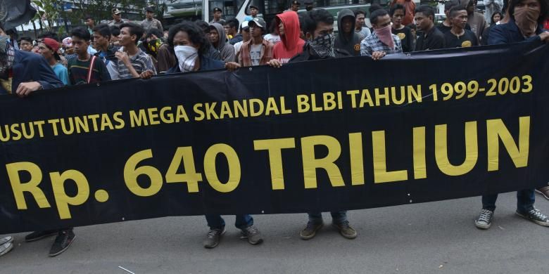 Massa dari Gerakan Hidupkan Masyarakat Sejahtera berunjuk rasa di depan Gedung KPK, Jakarta, Senin (12/5/2014). Mereka antara lain mendesak KPK untuk mengusut kasus dugaan penyimpangan Bantuan Likuiditas Bank Indonesia (BLBI). 