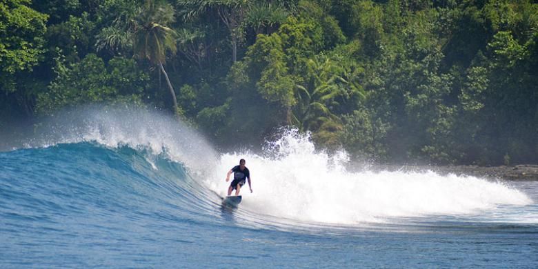 Peselancar menikmati ombak laut setinggi 5-6 meter di salah satu gugusan Pulau Banyak.