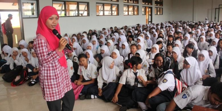 Wisudawati Universitas Negeri Semarang, Raeni, saat memberi motivasi di depan adik kelasnya di SMAN 1 Kendal.