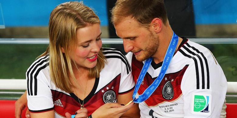 Lisa Wesseler bersama kekasihnya, Benedikt Hoewedes (kanan), usai pengalungan medali juara Piala Dunia 2014, Minggu (13/7/2014). Jerman menjadi juara setelah menang 1-0 atas Argentina dalam laga final di Stadion Maracana, Rio de Janeiro, Brasil.