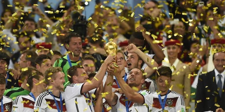 Para pemain Jerman menggenggam trofi Piala Dunia ketika merayakan kesuksesan mereka menjadi juara Piala Dunia 2014 setelah menang 1-0 atas Argentina di final, Minggu (13/7/2014) di Maracana Stadium di Rio de Janeiro, Brasil.