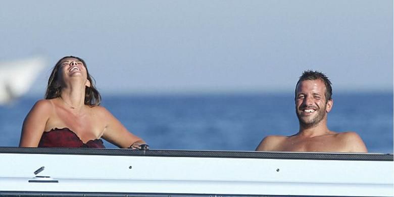 Rafael van der Vaart bersama kekasihnya, Sabia Boulahrouz, ketika menyewa kapal untuk liburan di St Tropez.
