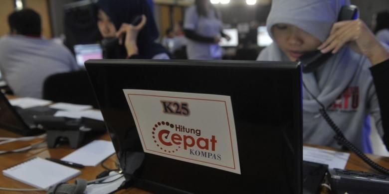 Suasana hitung cepat yang dilakukan Litbang Kompas di Jakarta untuk mengetahui perolehan suara masing-masing kandidat dalam Pemilihan Presiden 2014, Rabu (9/7/2014)