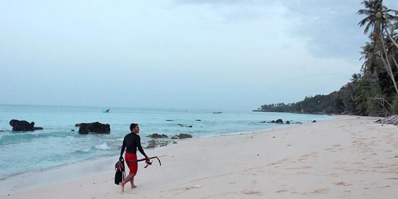 Pantai Sumur Tiga, Kota Sabang, Aceh, tampak elok, seperti terlihat Juni lalu. Sabang terus bersolek menjadi kota wisata nasional dan internasional.