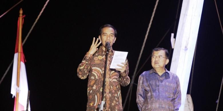 Pasangan Presiden dan Wakil Presiden terpilih, Joko Widodo-Jusuf Kalla memberikan pidato kemenangan, di atas sebuah kapal pinisi di Pelabuhan Sunda Kelapa, Jakarta Utara, Selasa (22/7/2014).