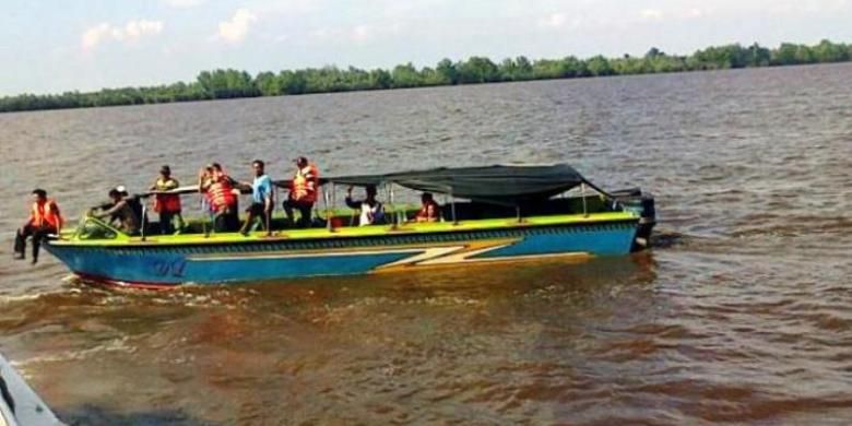 Salah satu kapal pencari korban dari speedboat yang pecah di Katingan, Kamis (24/7/2014) 