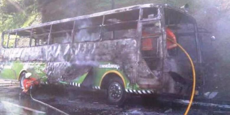 Ilustrasi bus terbakar 