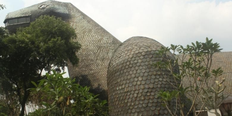 Bentuk bangunan Museum Komodo yang menyerupai komodo, satwa endemik Indonesia.