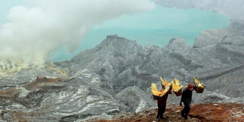 Petambang memikul belerang seberat lebih dari 70 kilogram. Mereka harus menempuh jarak sejauh 3 kilometer dari kawah Gunung Ijen menuju Pos Paltuding di kawasan Ijen, Kabupaten Banyuwangi, Jawa Timur. Masyarakat sekitar Gunung Ijen kini sudah mengantisipasi gejala bencana dari kawah tersebut.