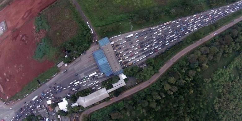 Kemacetan panjang terjadi di pintu keluar tol Cikampek hingga Simpang Jomin, Karawang, Jawa Barat, Jumat (25/7/2014). Puncak arus mudik Lebaran 2014 diperkirakan terjadi hari ini. 