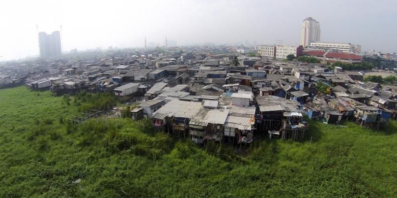 Kawasan kumuh dan padat penduduk di pinggir Waduk Pluit, Jakarta Utara, Senin (28/7/2014). Pemerintah DKI Jakarta telah melakukan normalisasi di Waduk Pluit untuk mengembalikan fungsinya sebagai kantong air. 