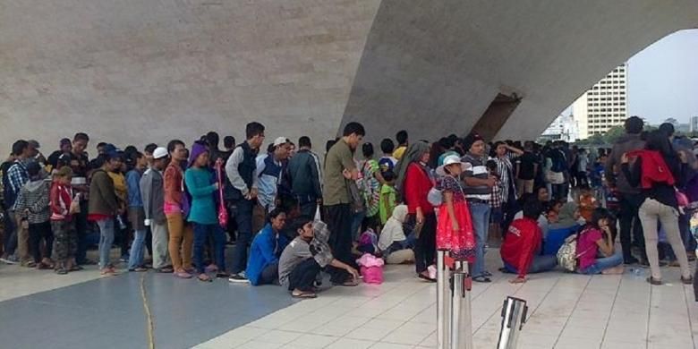 Antrean pengunjung untuk bisa naik ke Tugu Monas, Rabu (30/7/2014) siang. 